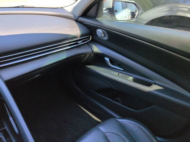 Used 2022 Hyundai Elantra Limited w/ Preferred Accessory Package FWD image 16