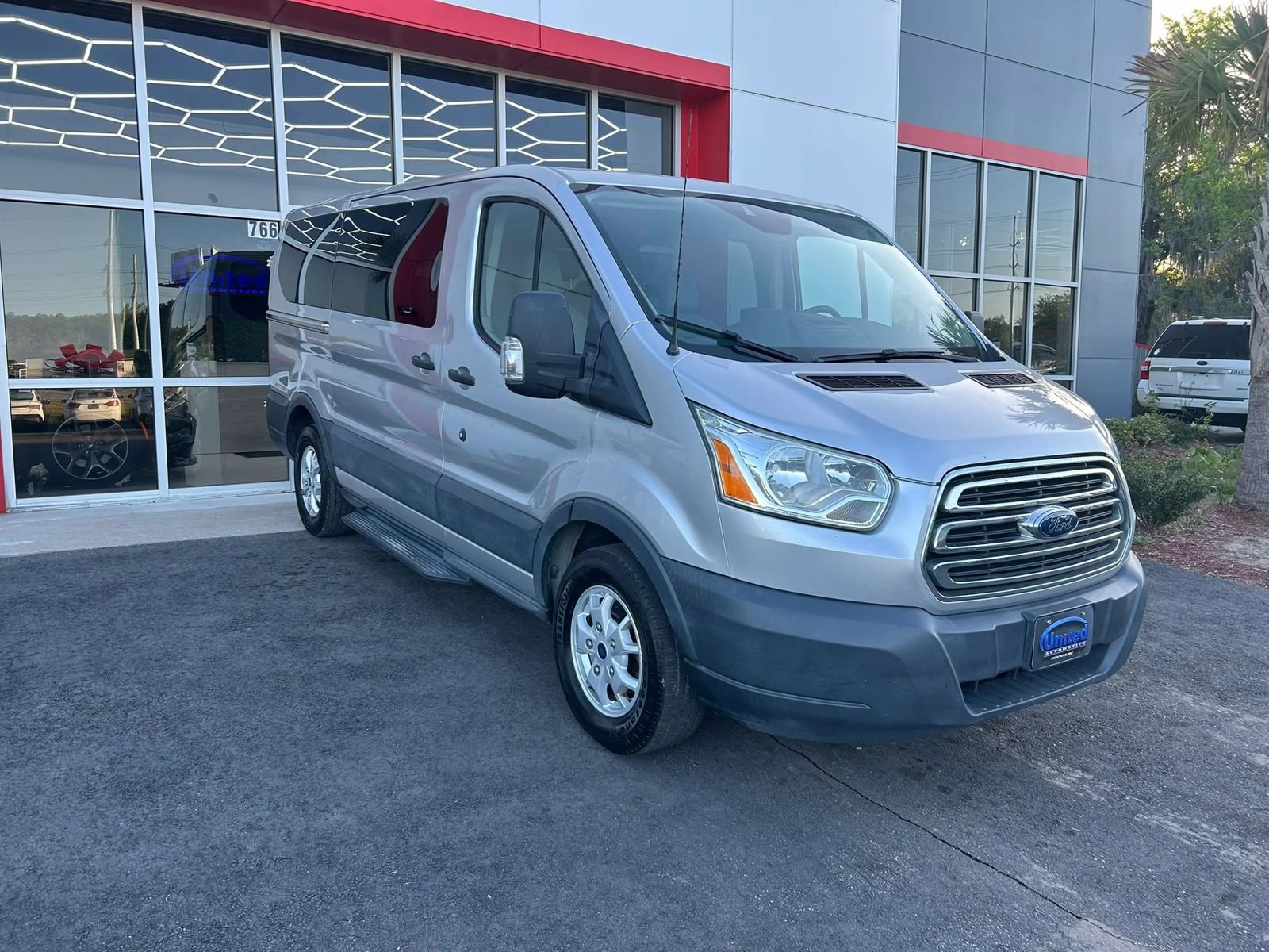 Used 2015 Ford Transit 150 XLT RWD image 3