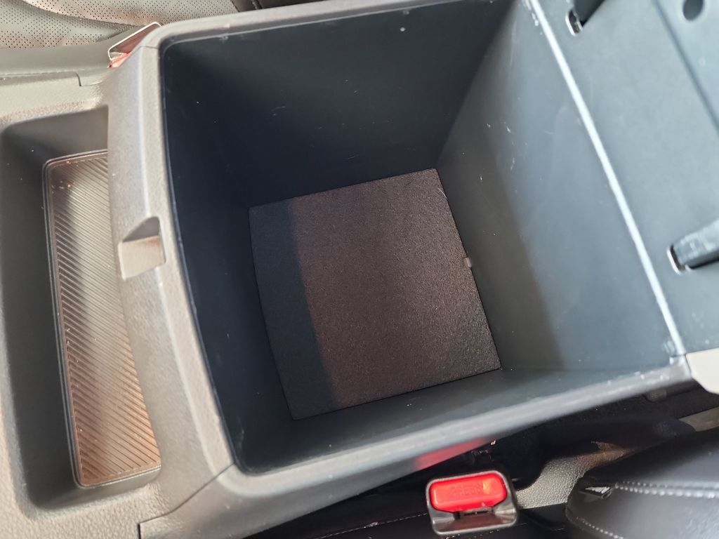 Used 2025 Kia Carnival FWD image 31