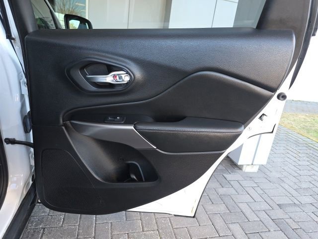 Used 2019 Jeep Cherokee Latitude Plus w/ Comfort/Convenience Group image 11