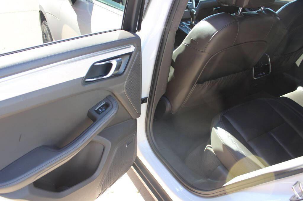 Used 2016 Porsche Macan S image 12