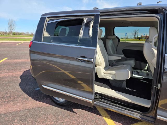 Used 2018 Chrysler Pacifica Touring-L FWD image 42