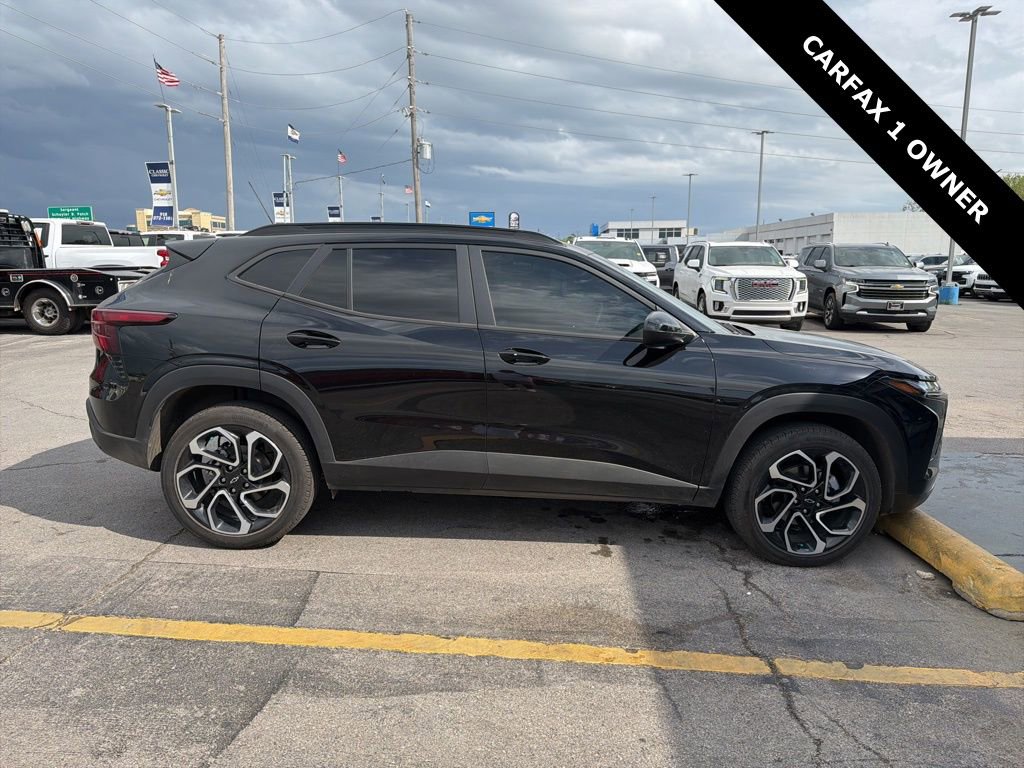 Used 2025 Chevrolet Trax RS image 2