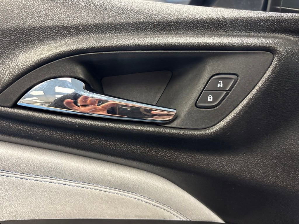 Certified 2025 Chevrolet Trax LT FWD image 21