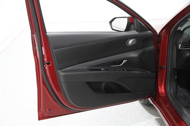 Used 2024 Hyundai Elantra SEL image 4