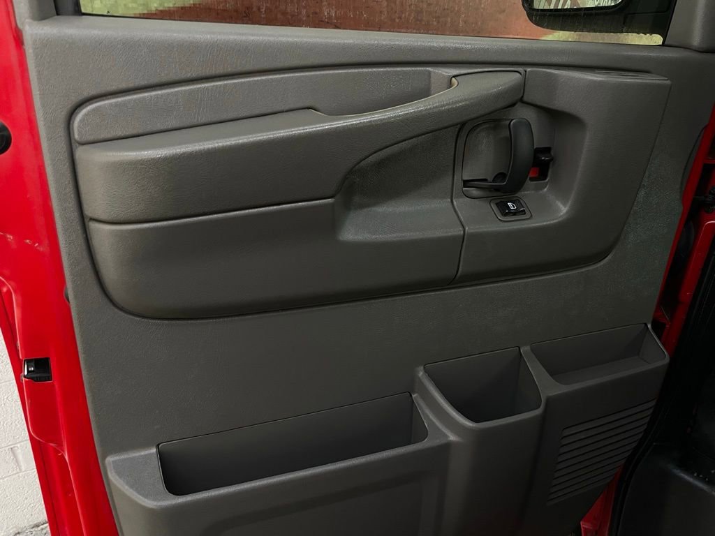 Used 2015 Chevrolet Express 3500 LS w/ Chrome Appearance Package image 18