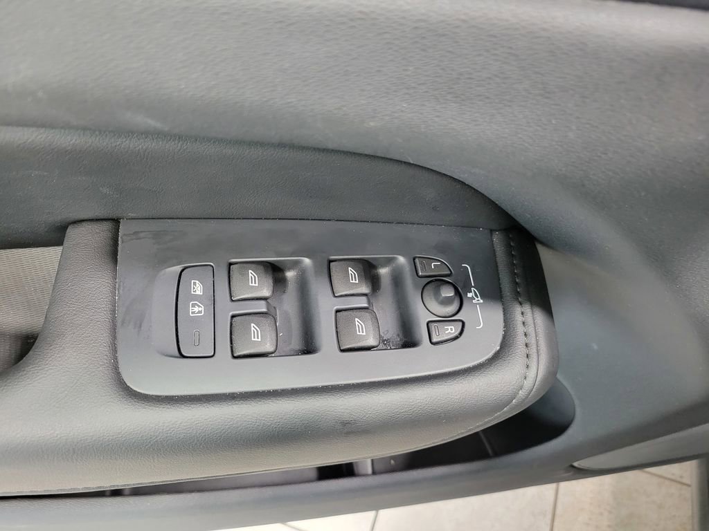 Used 2025 Volvo XC60 B5 Plus image 24