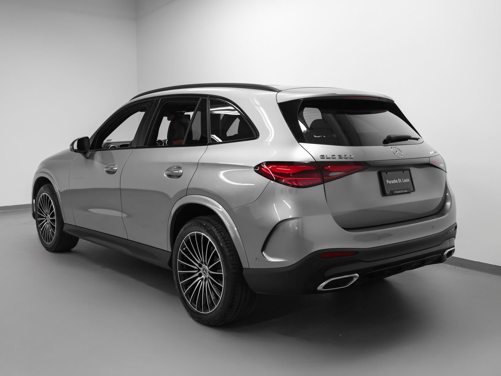 Used 2024 Mercedes-Benz GLC 300 image 3