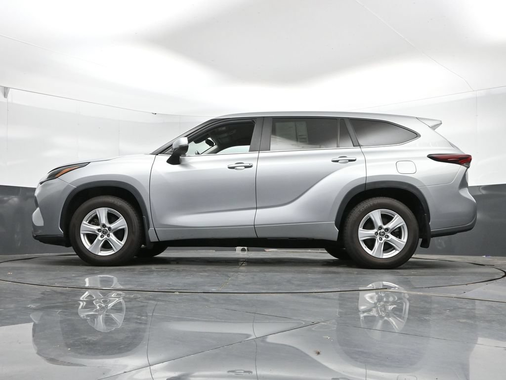 Used 2024 Toyota Highlander LE AWD/4WD image 45