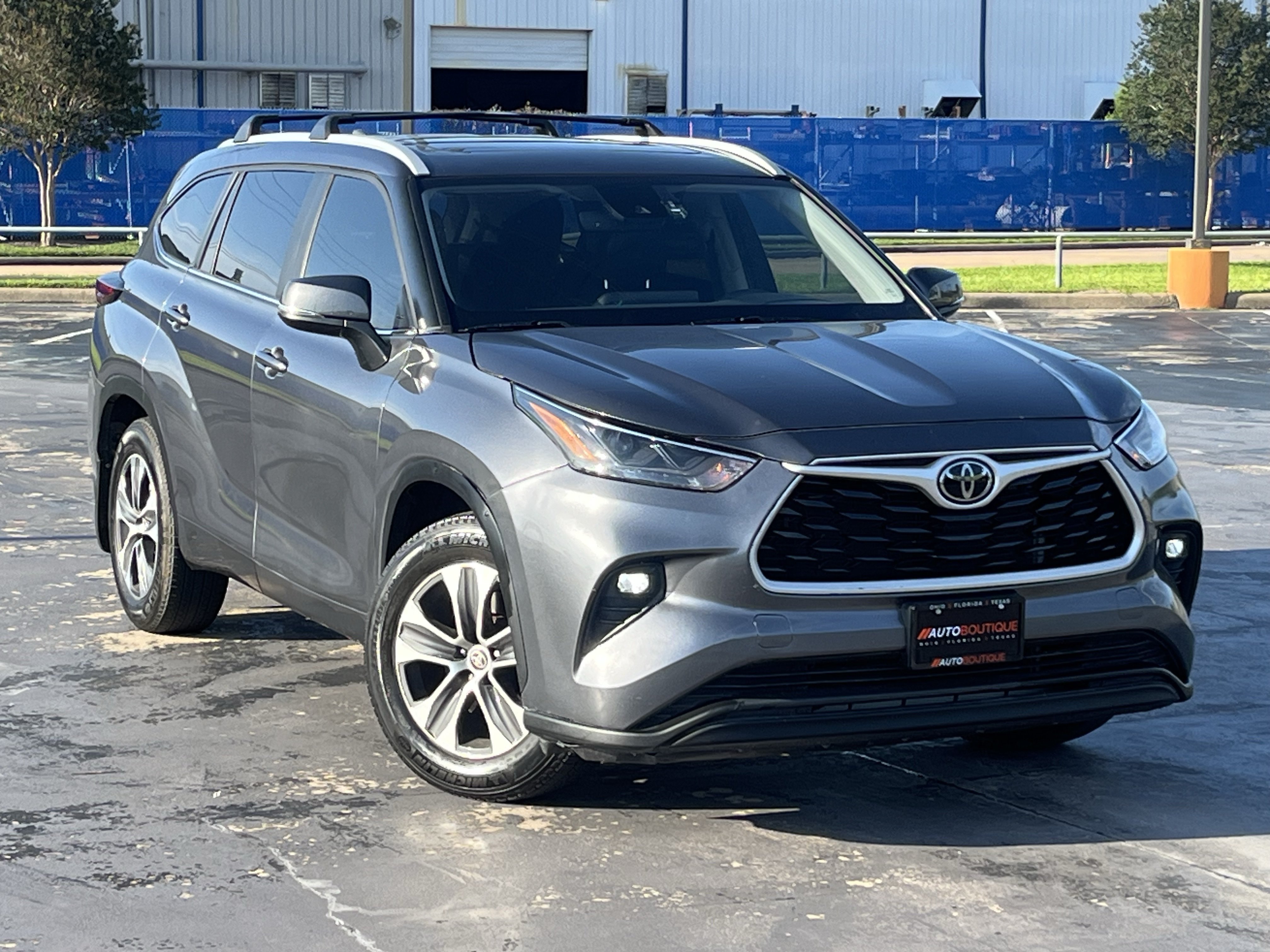 Used 2024 Toyota Highlander XLE FWD image 3