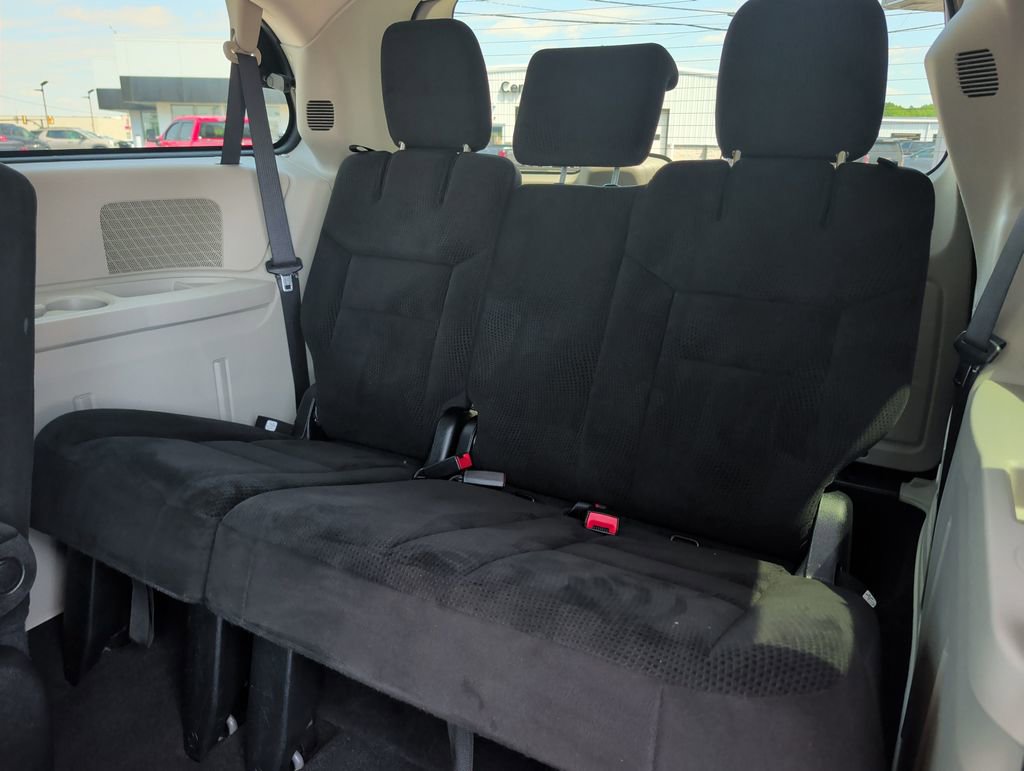 Used 2016 Dodge Grand Caravan SXT w/ Rear Park Assist Package FWD image 18