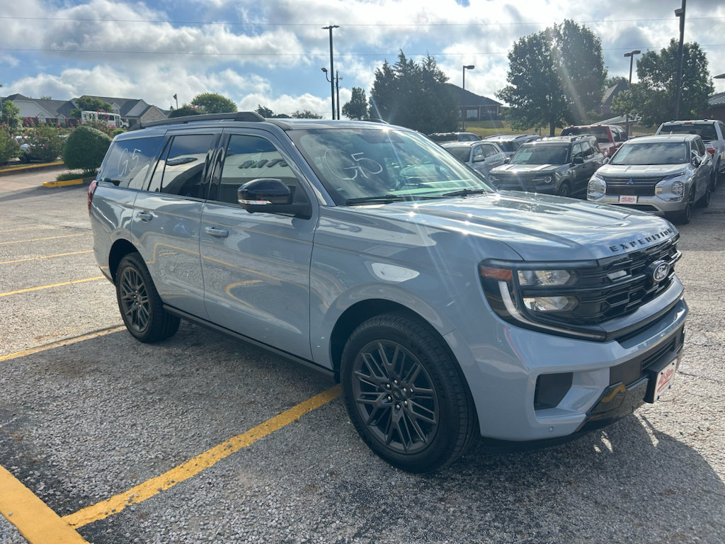 New 2027 Ford Expedition Platinum w/ Stealth Appearance Package RWD image 3