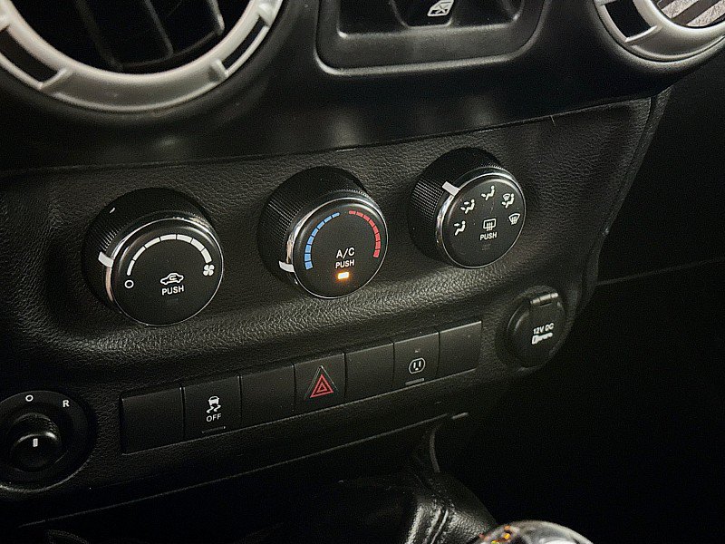 Used 2017 Jeep Wrangler Unlimited Sahara w/ Connectivity Group AWD/4WD image 15