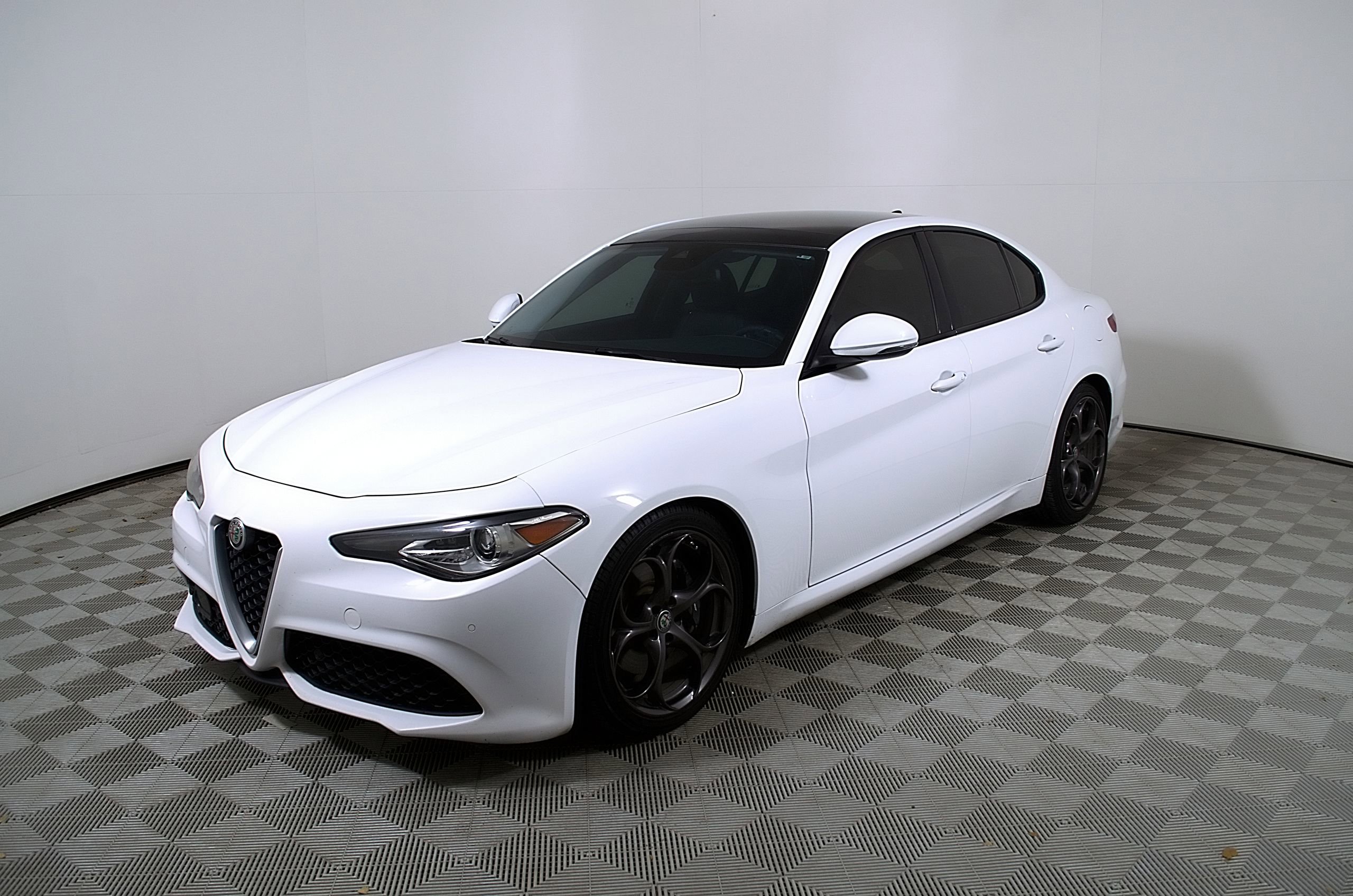 Used 2017 Alfa Romeo Giulia Ti w/ TI 19" Sport Package RWD video 2