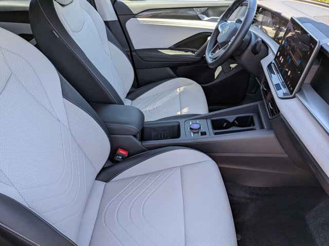 Used 2025 Volkswagen Tiguan SE AWD/4WD image 19