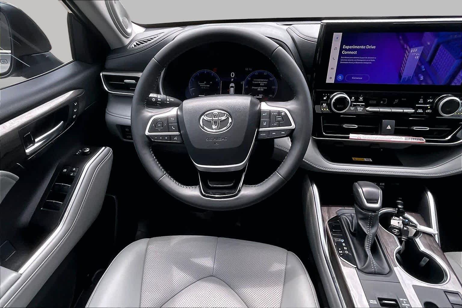 Used 2025 Toyota Highlander Limited FWD image 6