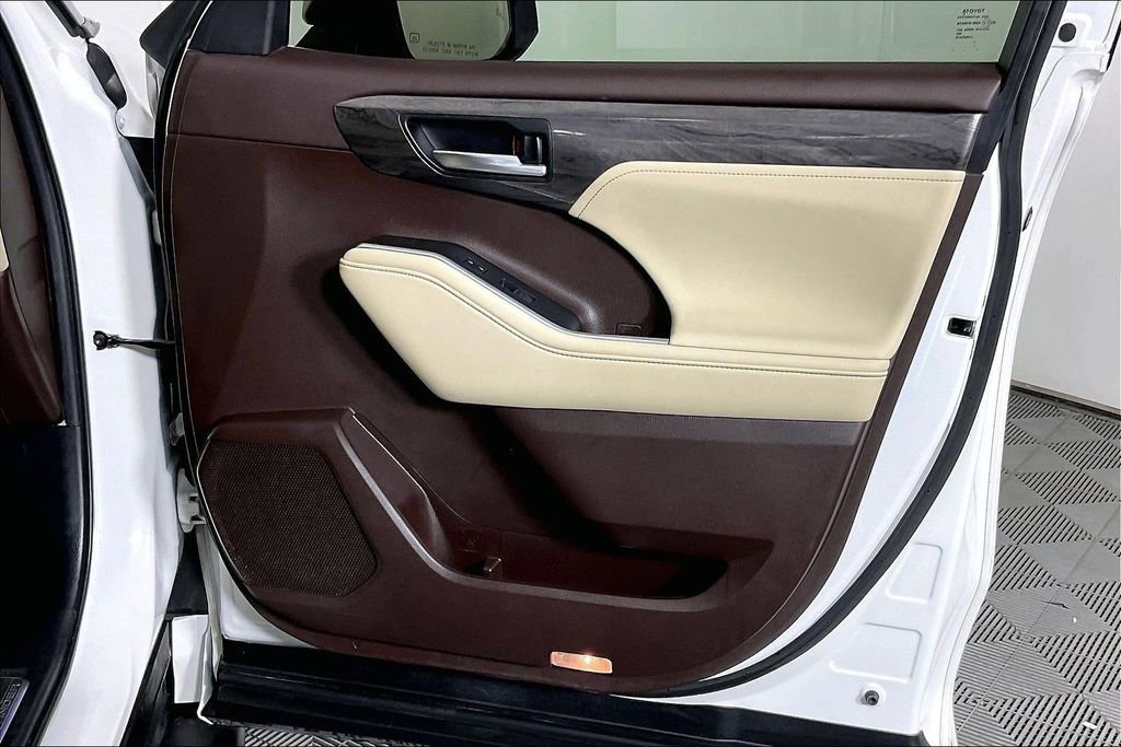 Used 2021 Toyota Highlander Limited image 26