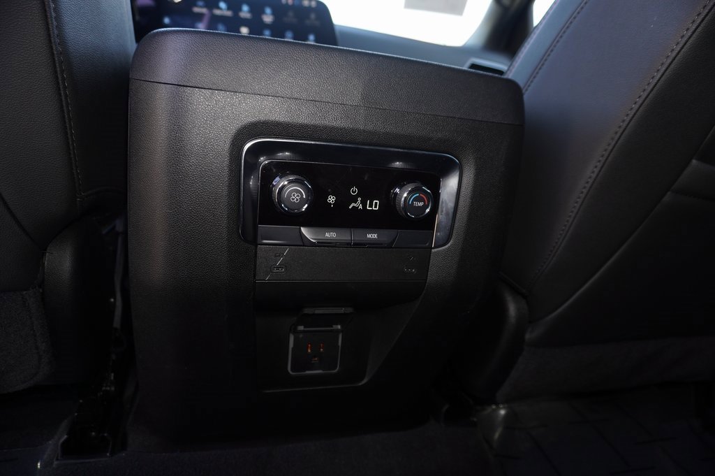 Used 2025 Chevrolet Suburban RST image 14