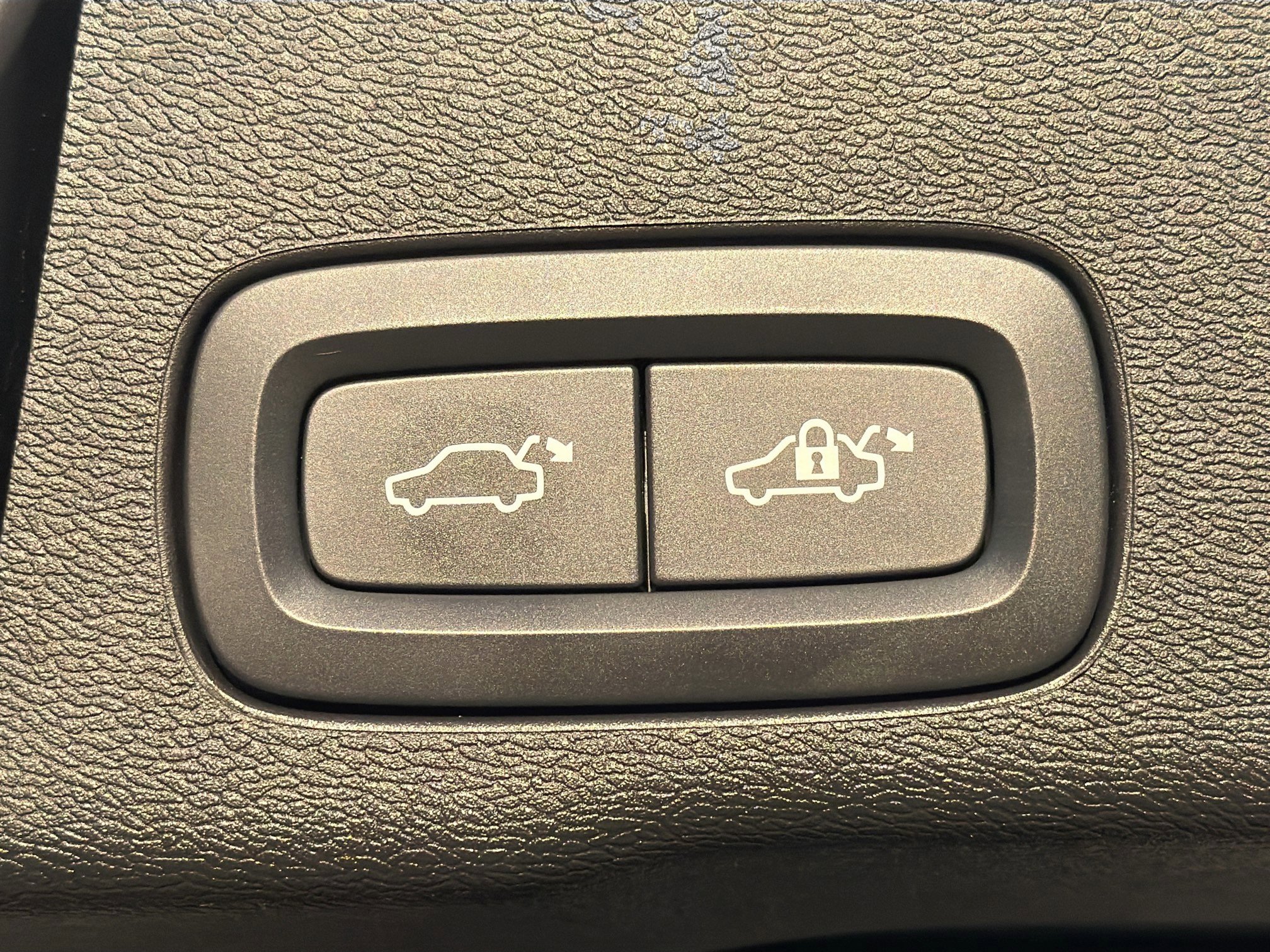 Used 2025 Volvo XC60 B5 Ultra w/ Climate Package image 13