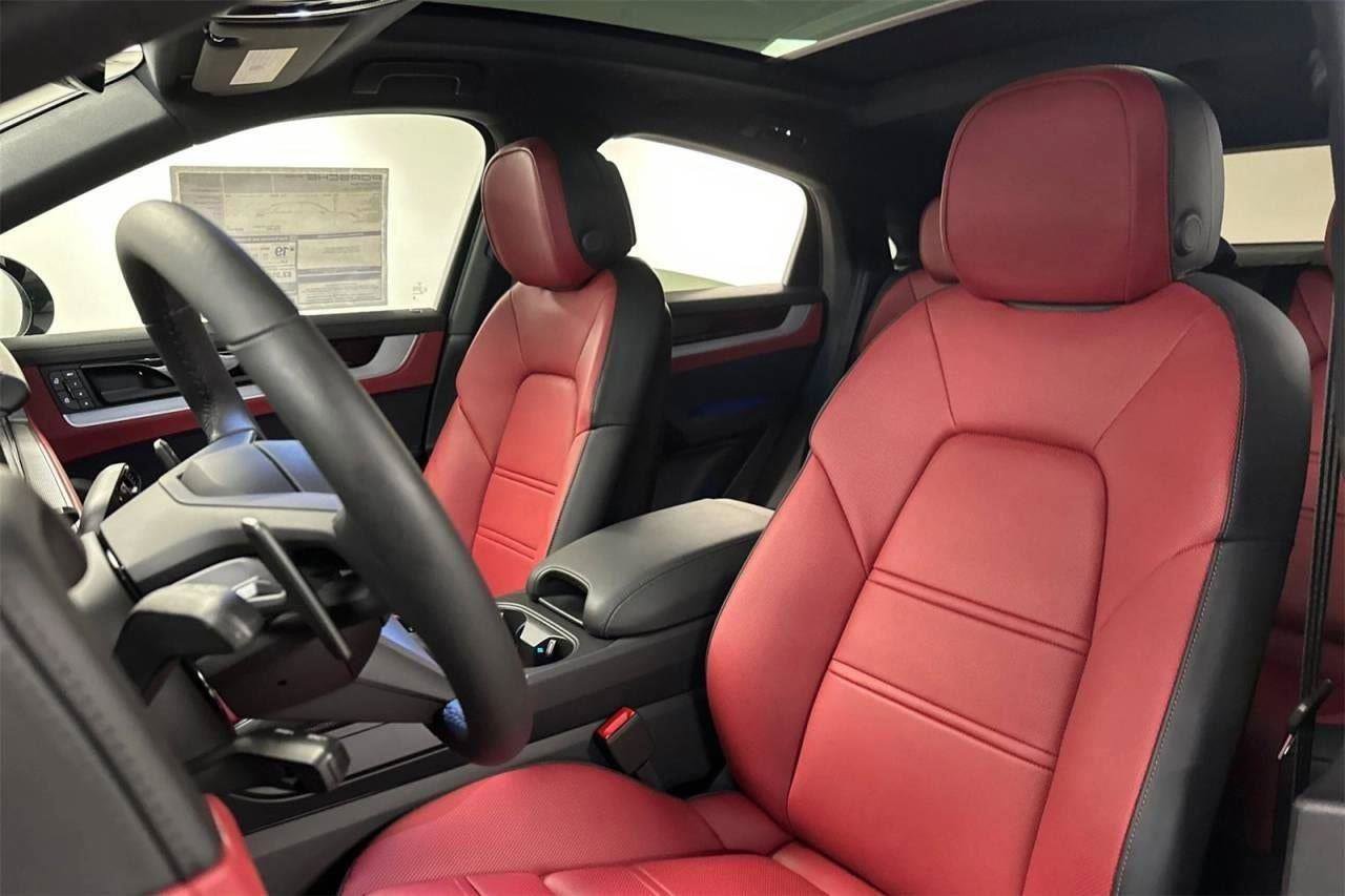 New 2025 Porsche Cayenne Coupe image 38