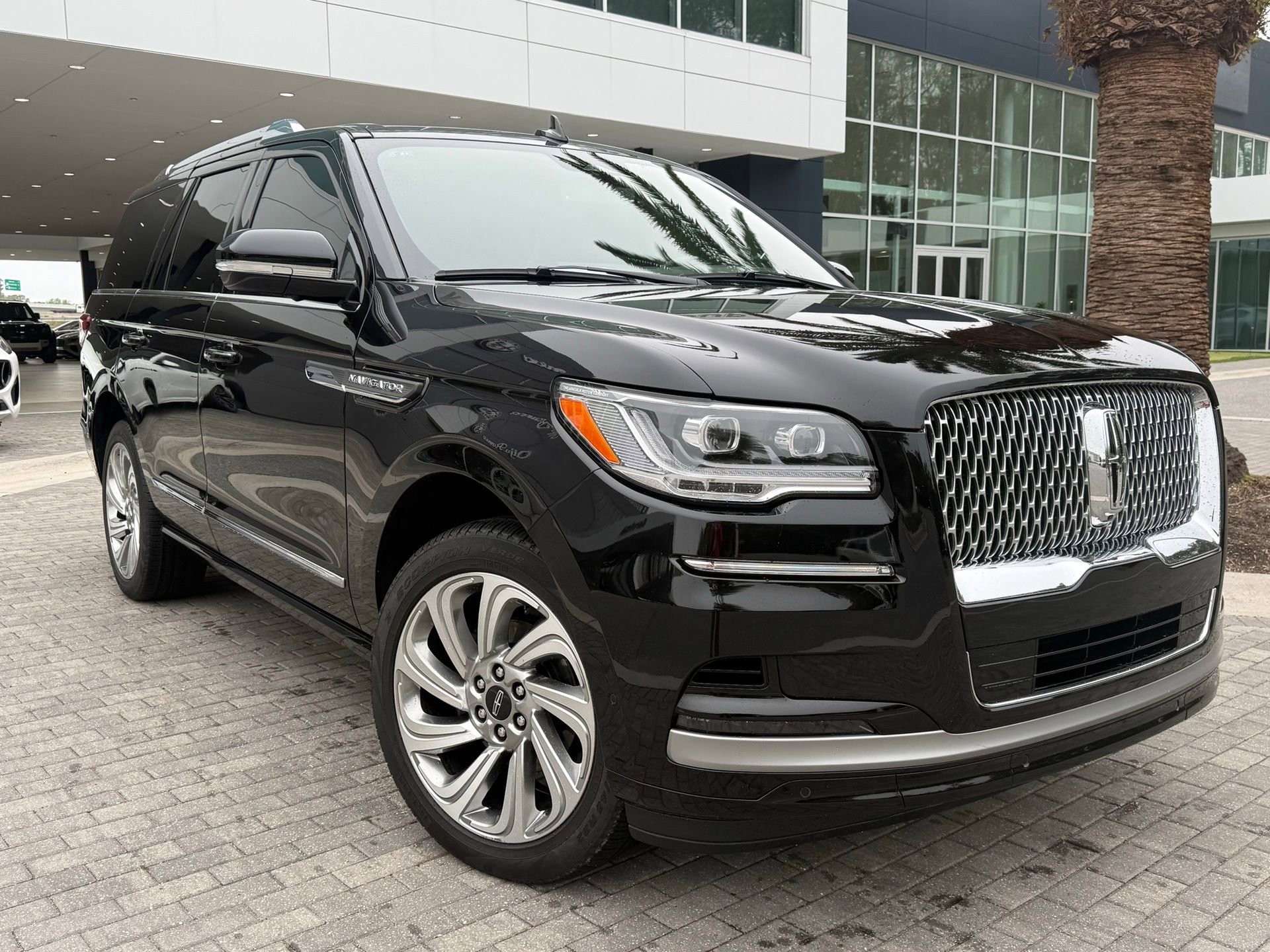 Used 2024 Lincoln Navigator Reserve image 1
