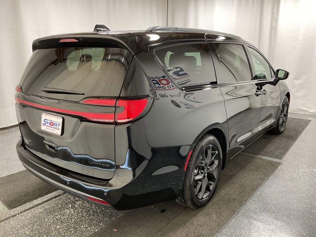 New 2025 Chrysler Pacifica Limited image 4