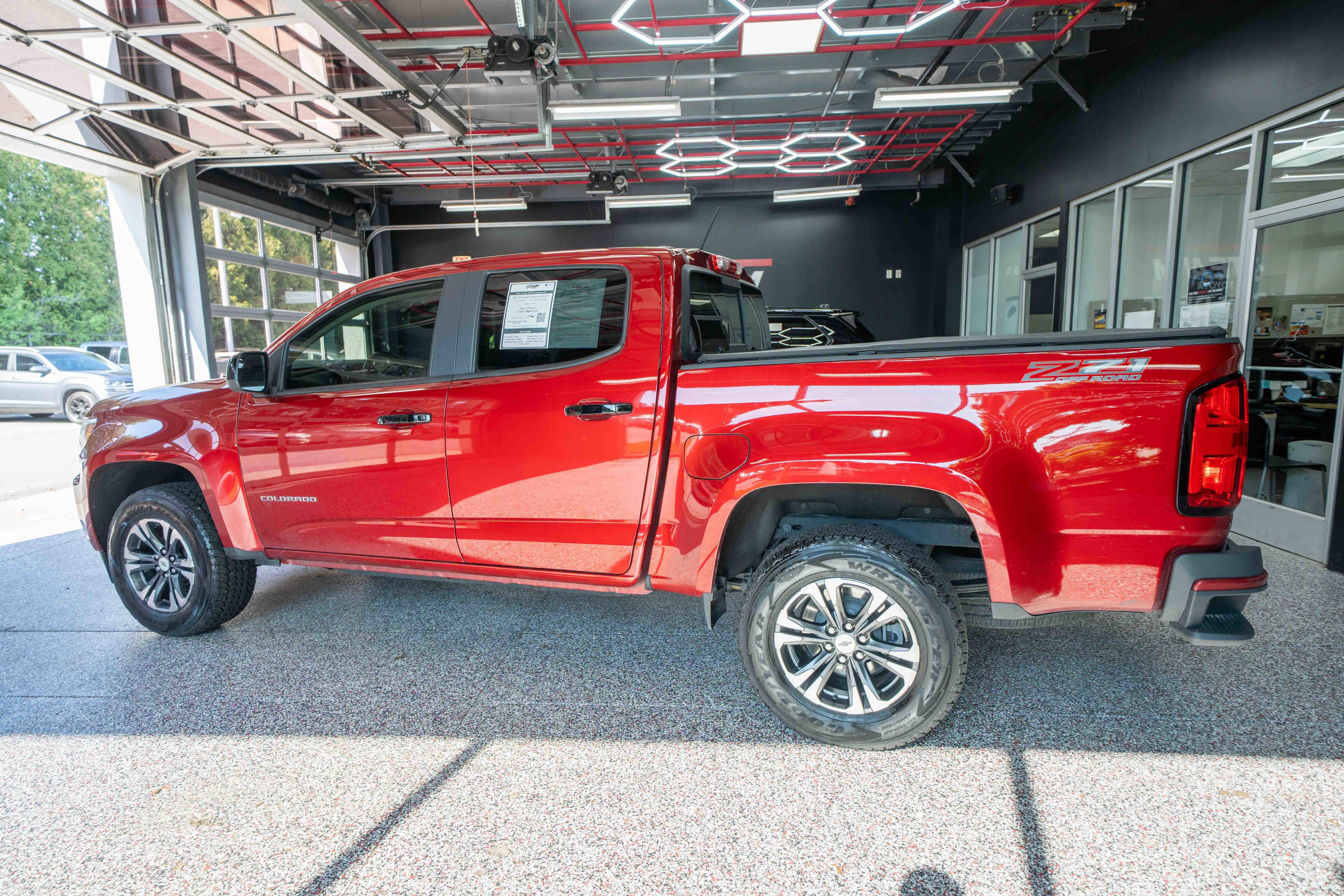 Used 2021 Chevrolet Colorado Z71 AWD/4WD image 2