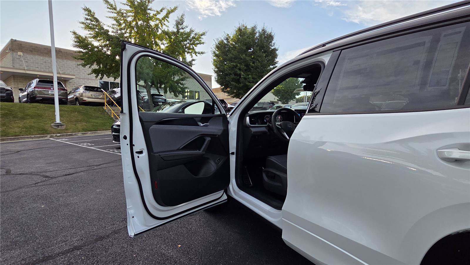 New 2026 Volkswagen Tiguan SE R-Line AWD/4WD image 44