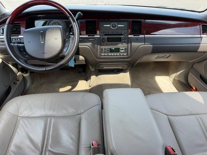 Used 2005 Lincoln Town Car Signature Limited image 10