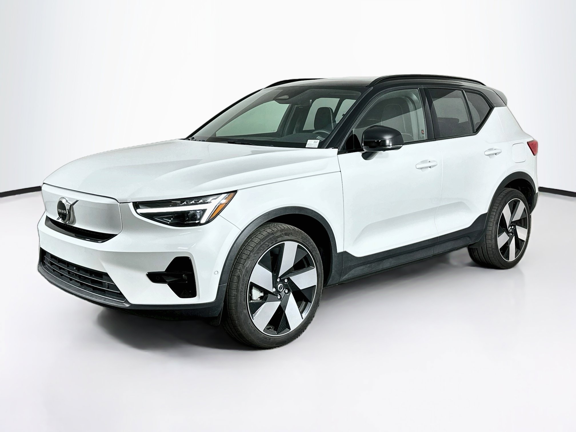 Used 2024 Volvo XC40 Recharge Plus w/ Protection Package Premier RWD image 3