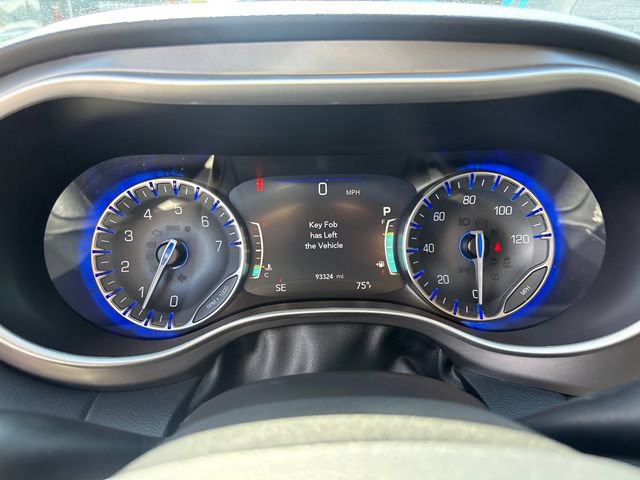 Used 2023 Chrysler Pacifica Touring-L FWD image 18