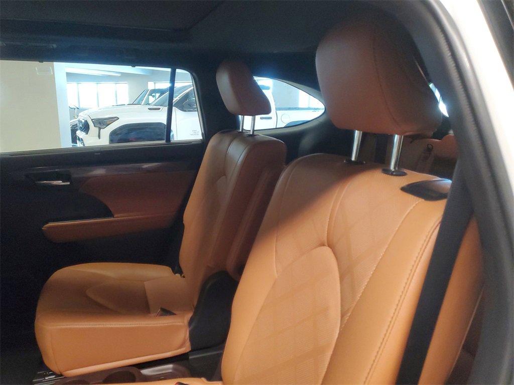 Certified 2021 Toyota Highlander Platinum image 12