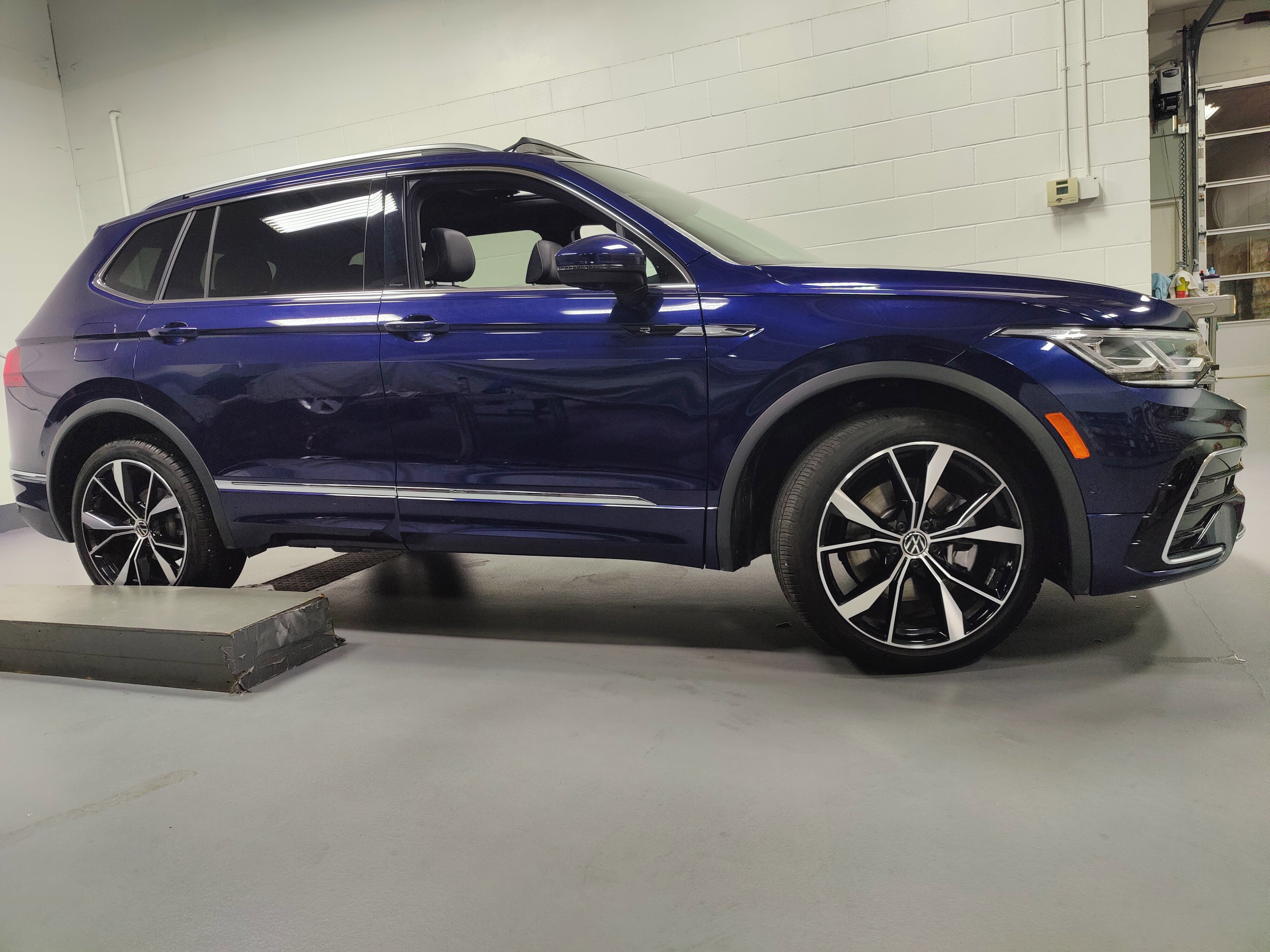 Used 2024 Volkswagen Tiguan SEL R-Line image 3