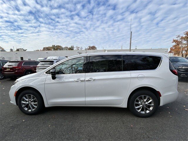 New 2026 Chrysler Pacifica Select AWD/4WD image 5