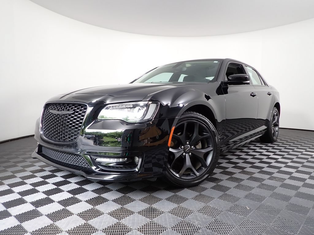 Used 2023 Chrysler 300 Touring L RWD image 2
