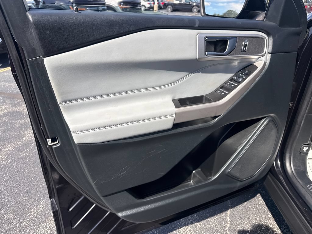 Used 2024 Ford Explorer XLT w/ Equipment Group 202A AWD/4WD image 32