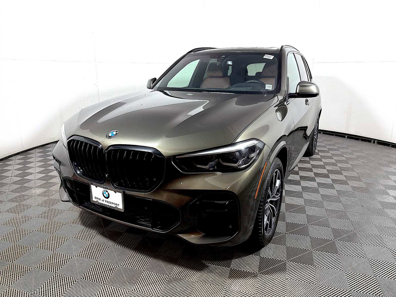 Used 2023 BMW X5 M50i w/ Parking Assistance Package image 3
