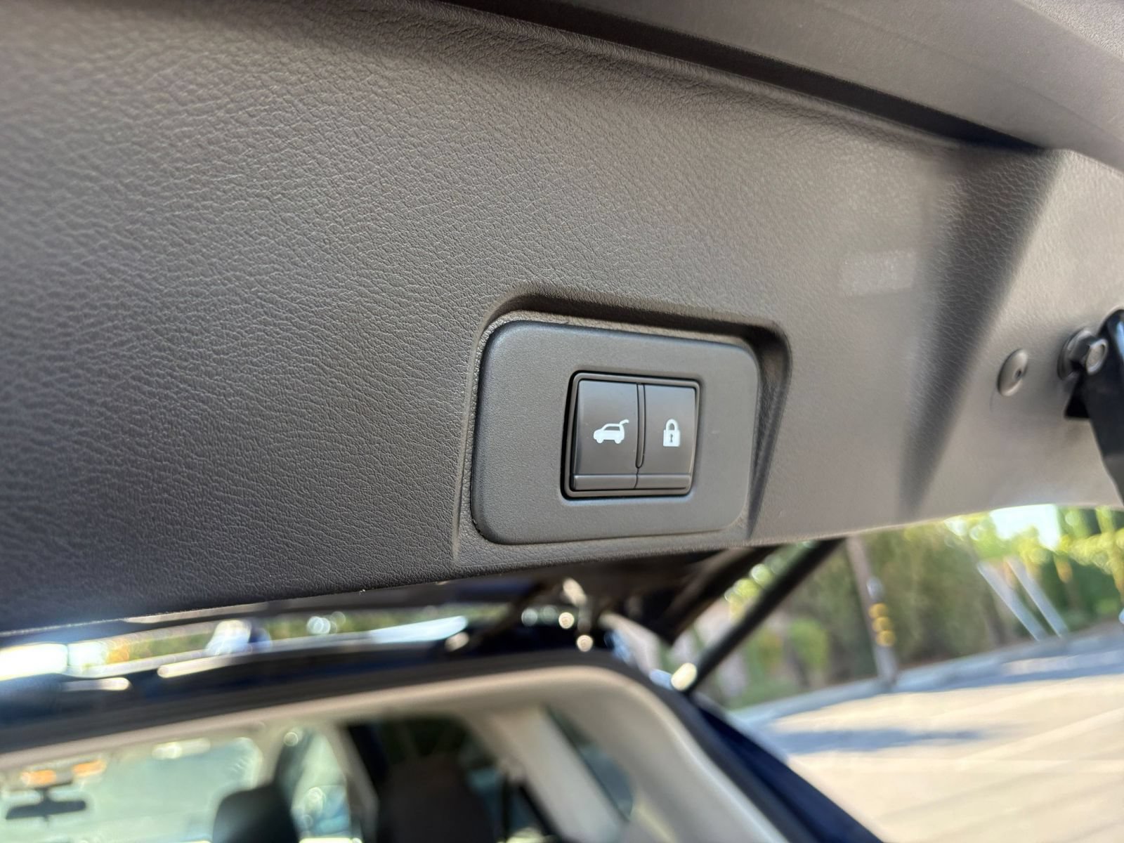 Used 2025 Nissan Rogue SV FWD image 23
