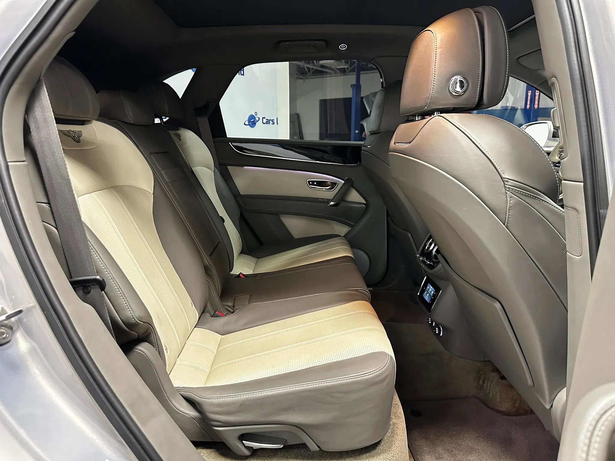 Used 2018 Bentley Bentayga AWD/4WD image 14