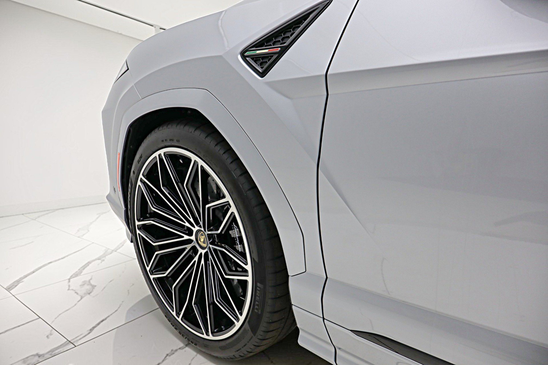 Used 2026 Lamborghini Urus SE AWD/4WD image 25