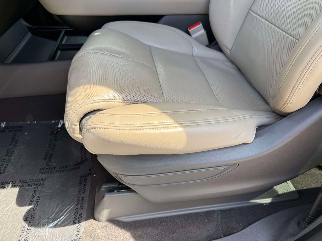 Used 2023 Lincoln Navigator Reserve AWD/4WD image 3