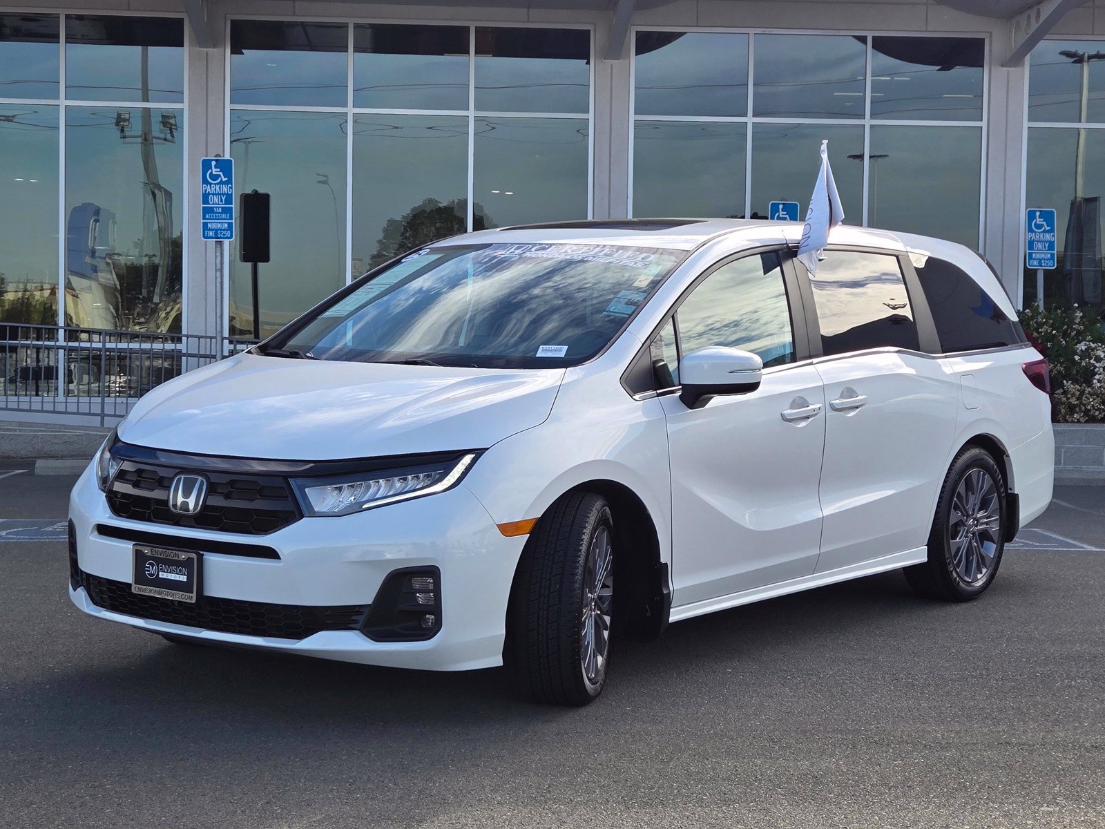 Used 2025 Honda Odyssey Touring image 3