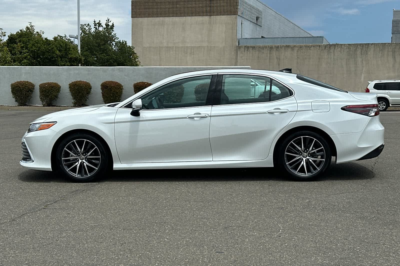 Used 2022 Toyota Camry XLE w/ Navigation Upgrade Package AWD/4WD image 9