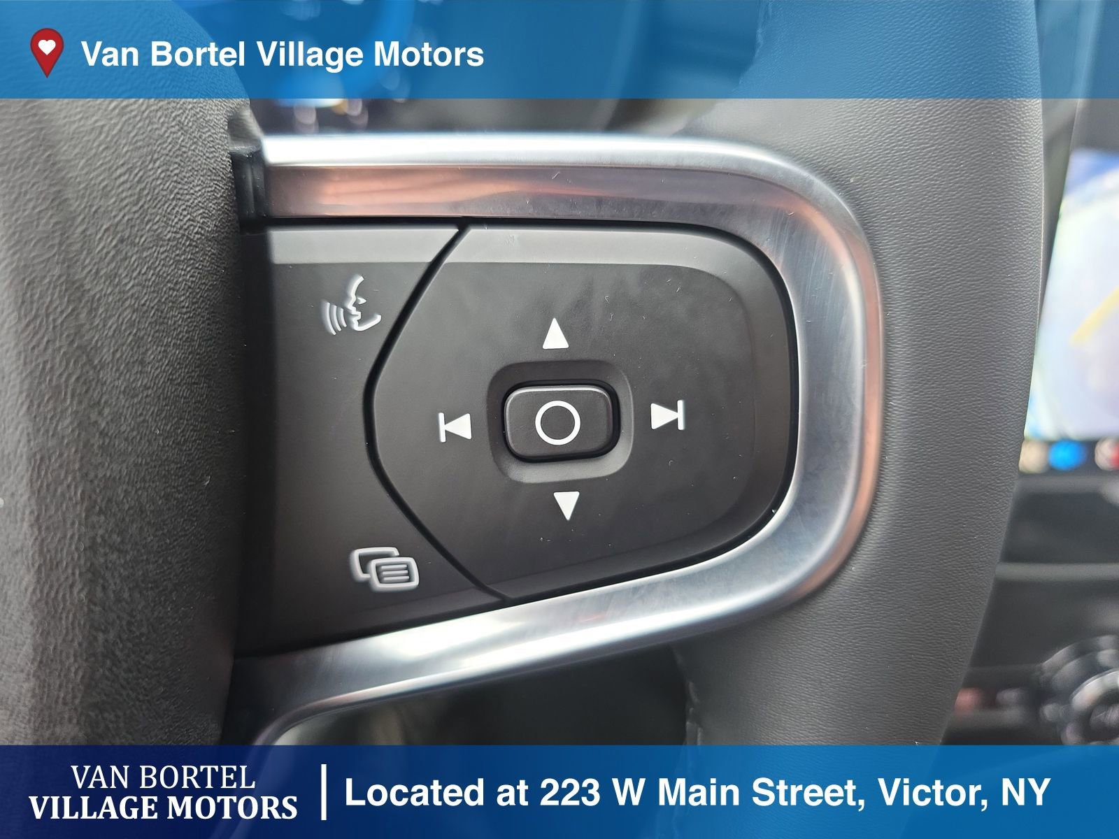 Used 2023 Volvo XC40 B5 Ultimate image 17