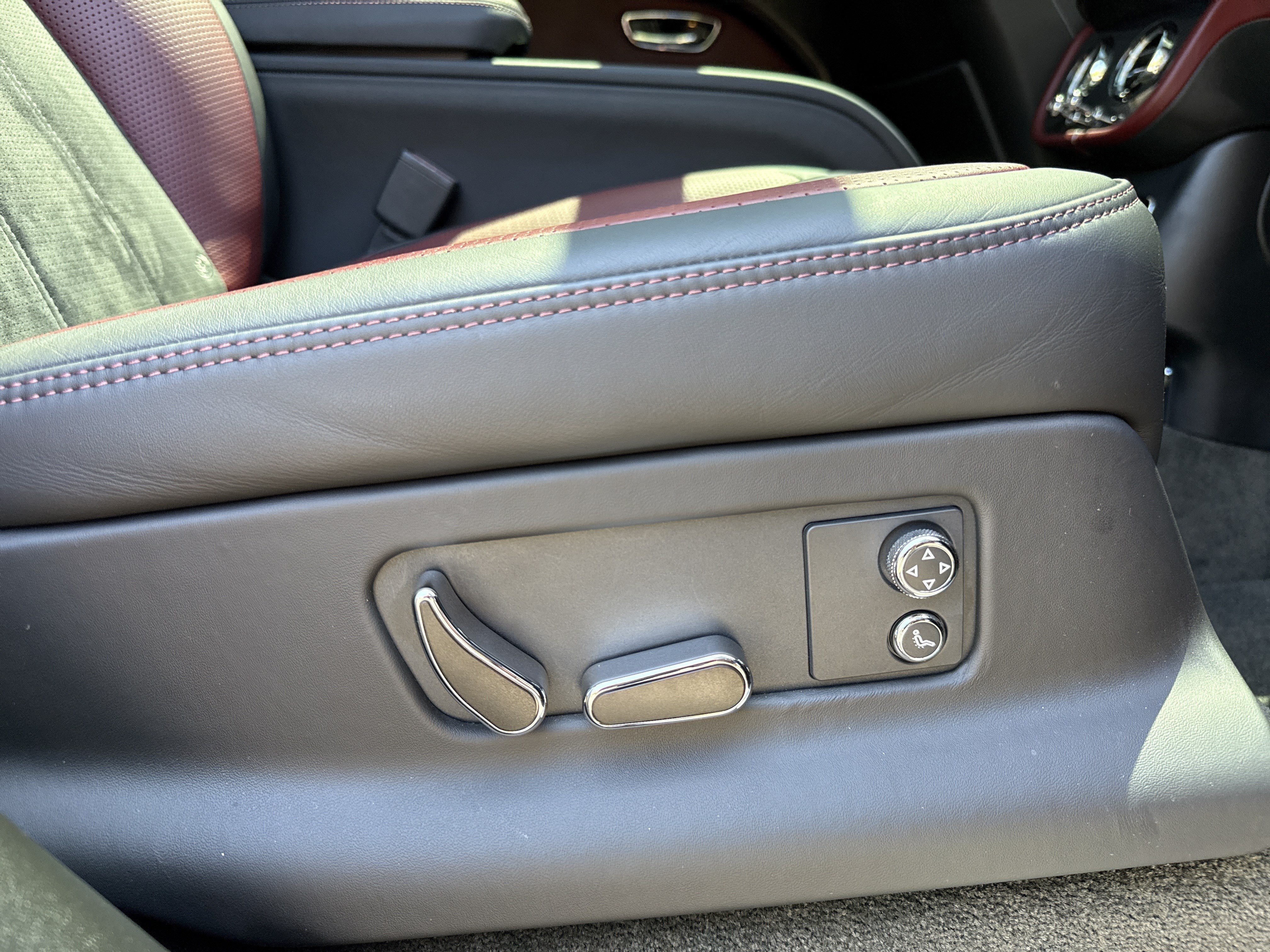 Used 2022 Bentley Bentayga AWD/4WD image 38