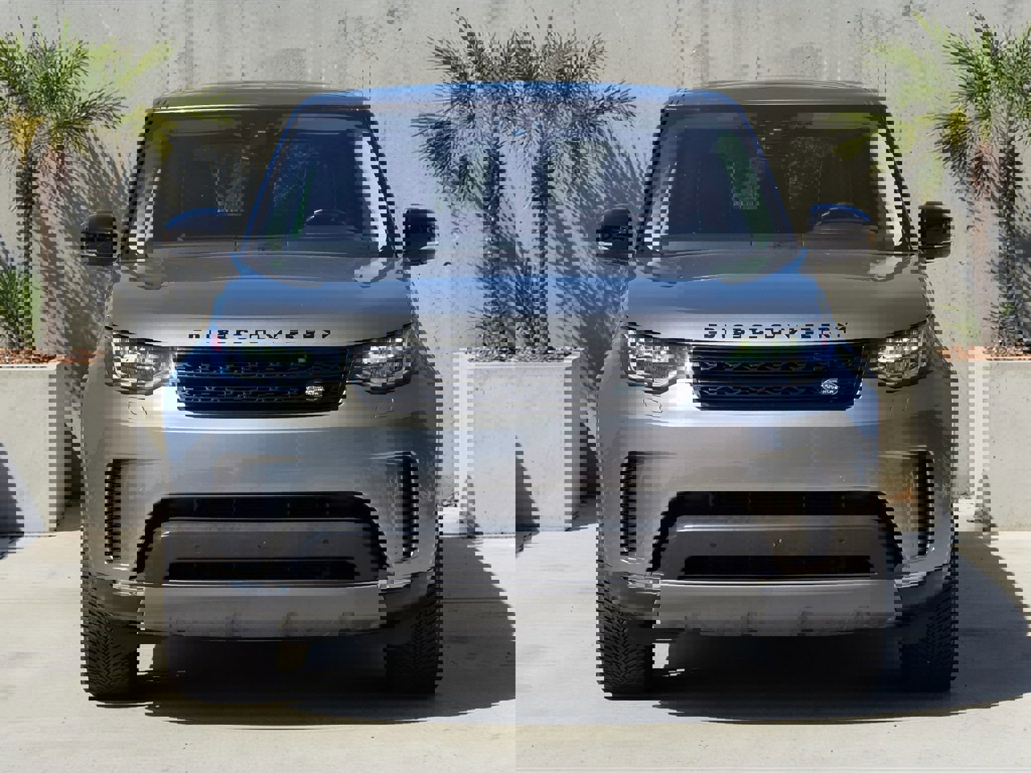 Used 2017 Land Rover Discovery First Edition image 2