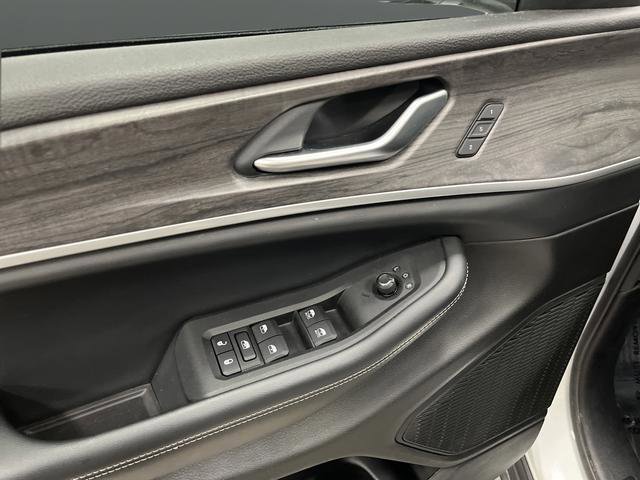 Used 2023 Jeep Grand Cherokee Limited w/ Luxury Tech Group II image 28