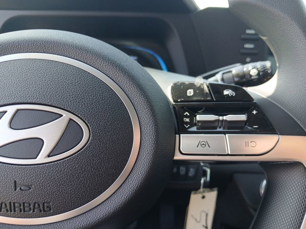 Used 2025 Hyundai Elantra SE FWD image 17