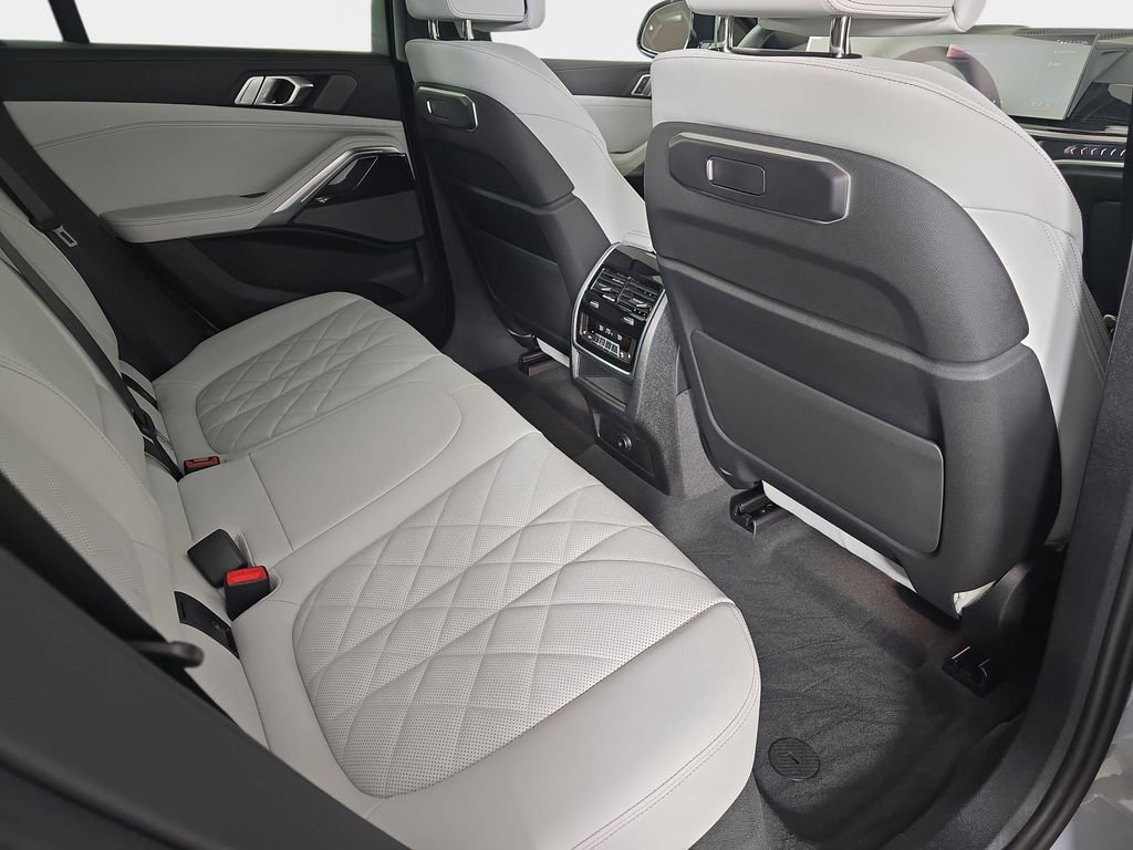 New 2026 BMW X6 xDrive40i w/ Climate Comfort Package image 10