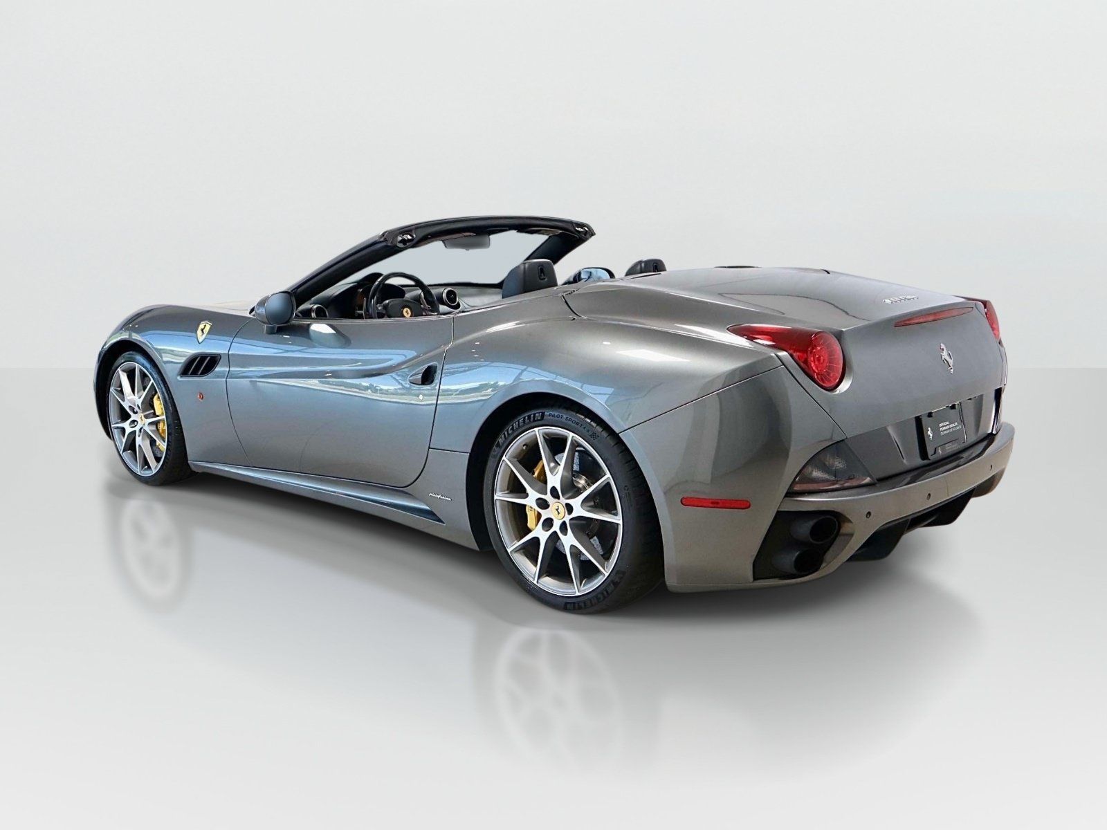 Used 2011 Ferrari California RWD image 3